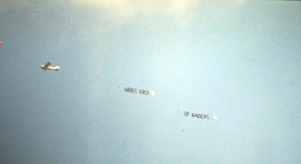 Jonas Staal - Weest Vrij, Of Anders (op bevrijdingsdag 5 mei) - Geregistreerde performance, korte filmloop Jonas Staal - Weest Vrij, Of Anders (op bevrijdingsdag 5 mei) - Geregistreerde performance, korte filmloop