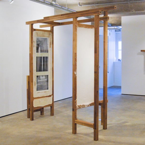 Jonas Wijtenburg - To Be Titled (Portal) - 278x256x113cm Iroko, roestvrij staal en foto's