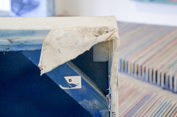 Jop Vissers Vorstenbosch - Zwerfaval (Utrecht overvecht) - 103x239x20cm Olieverf, lak, acrylverf en tape op doek (detail)