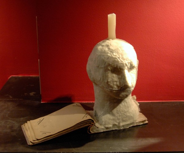 Jordan Herregraven - The Persistence of Old Light - 70x40x15cm Was, klei, schuim, kaars, fotoalbum en wol