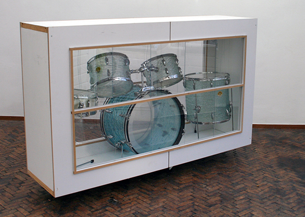 Joris van de Moortel - Hit the Snare, Don't You Dare (#3 of 3) - 100x200x50cm Hout, plexiglas en drumkit