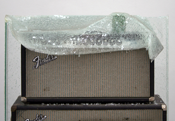 Joris van de Moortel - One Hit Makes It Split - Glas, hout en Fender versterker (detail)