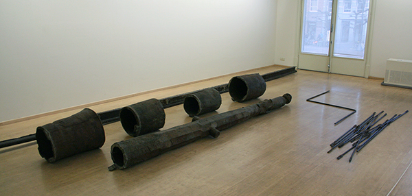 Joseph Beuys - Strassenbahntaltestelle - Rails, 4 cilinders, stangen en een zuil