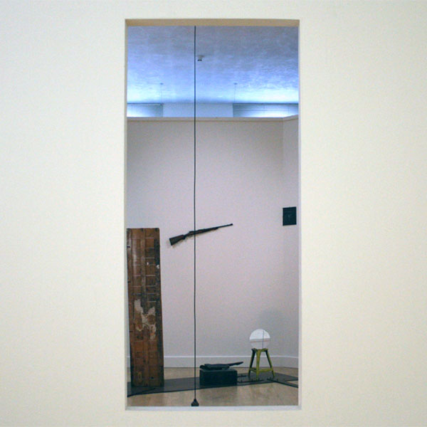 Joseph Beuys - Voglie Vedere I Miei Montagne - Koper, vilt, zwart-wit foto's, geweer en diverse voorwerpen (gezien door het 'venster'