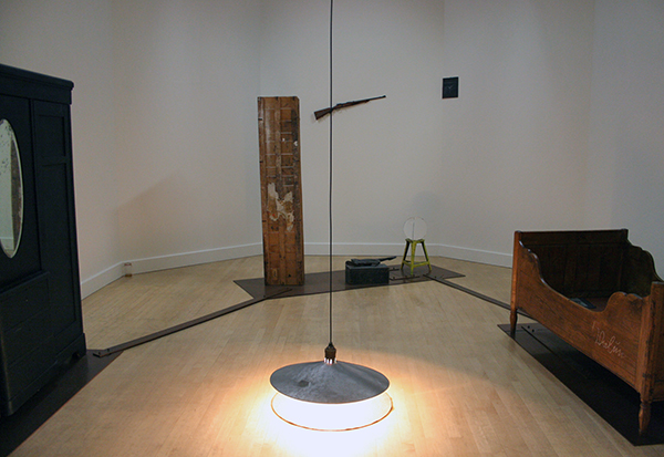 Joseph Beuys - Voglie Vedere I Miei Montagne - Koper, vilt, zwart-wit foto's, geweer en diverse voorwerpen