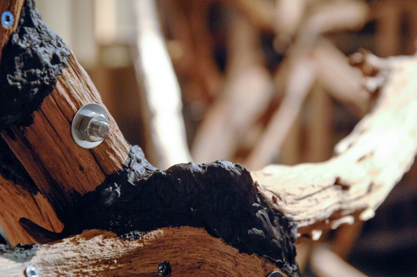 Joshua Wechler - Fracture - 800x400x350cm Hout, staal, pu-schuim en acrylverf (detail)