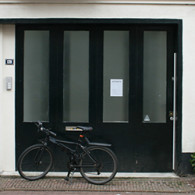 Het is nogal een titel voor een tentoonstelling. “Iedere serieuze man die omgaat met heel serieuze onderwerpen ontwijkt zorgvuldig het schrijven.” Het schijnt een citaat van Plato te zijn. Wat [&hellip;]