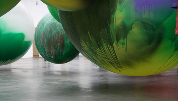 Katharina Grosse - Two Younger Women Come In And Pull Out A Table - Acrylverf op latex, pvs en kledingstukken 2013