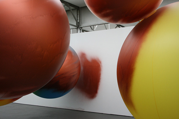 Katharina Grosse - Two Younger Women Come In And Pull Out A Table - Acrylverf op latex, pvs en kledingstukken 2013