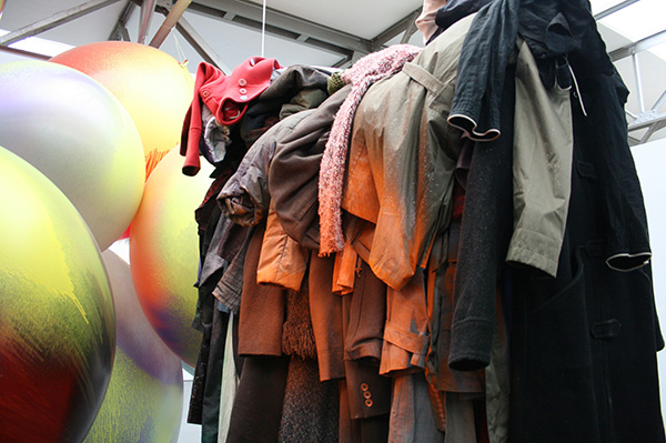 Katharina Grosse - Two Younger Women Come In And Pull Out A Table - Acrylverf op latex, pvs en kledingstukken 2013