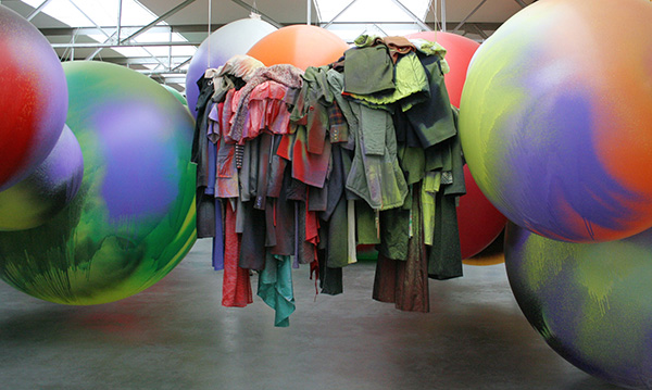 Katharina Grosse - Two Younger Women Come In And Pull Out A Table - Acrylverf op latex, pvs en kledingstukken 2013