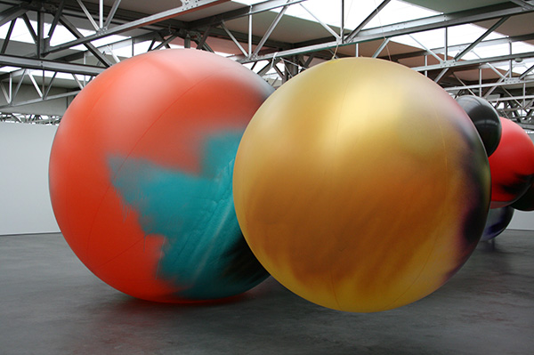 Katharina Grosse - Two Younger Women Come In And Pull Out A Table - Acrylverf op latex, pvs en kledingstukken 2013