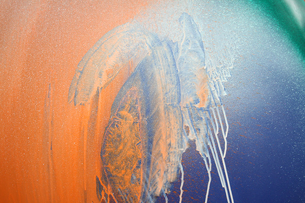 Katharina Grosse - Two Younger Women Come In And Pull Out A Table - Acrylverf op latex, pvs en kledingstukken 2013