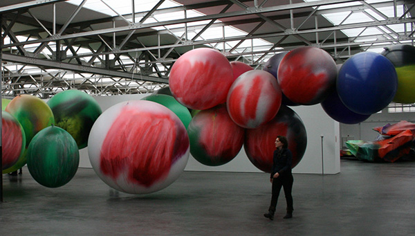 Katharina Grosse - Two Younger Women Come In And Pull Out A Table - Acrylverf op latex, pvs en kledingstukken 2013