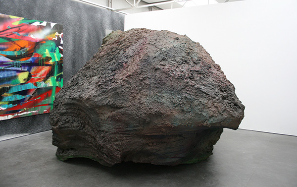 Katharina Grosse - Zonder TItel & Aarde - Acrylverf op doek & Styrofoam, aarde en acrylverf 2013