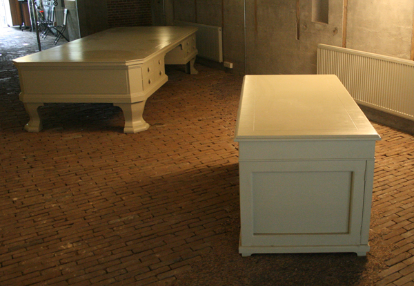 Kevin van Braak - Histroy is made out of shades of grey (Hitler & Stalin) - Hout en polyurethaan coating Kevin van Braak - Histroy is made out of shades of grey (Hitler & Stalin) - Hout en polyurethaan coating