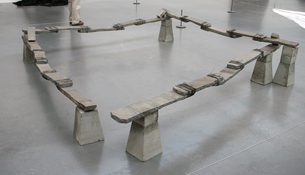 Kishio Suga - Ren-Shiki-Tai - Steen, baksteen, cement en draad Kishio Suga - Ren-Shiki-Tai - Steen, baksteen, cement en draad