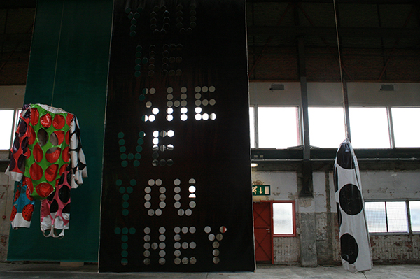 Klaas Kloosterboer - 13101 (carrousel) - Installatie (met 00121 & 00319 (Big Suit) - Lakverf op linnen)