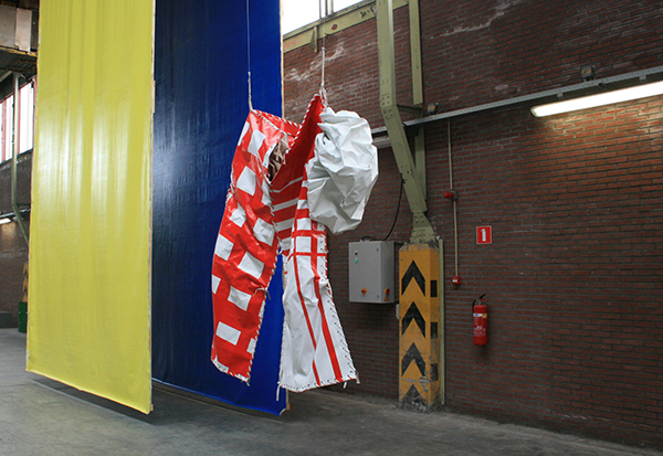 Klaas Kloosterboer - 13101 (carrousel) - Installatie (met 03109 (Grosse Hose) - Lakverf op linnen)