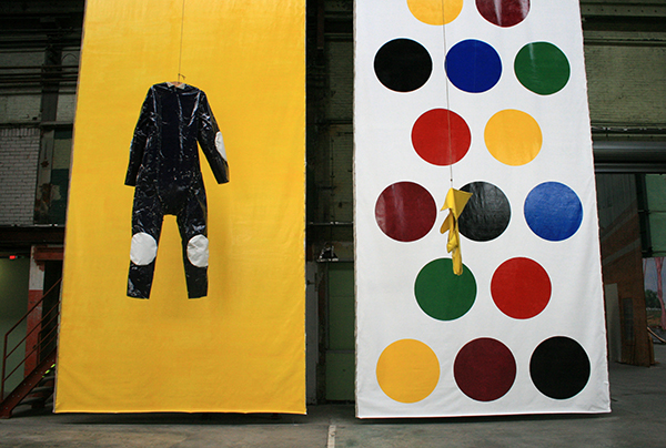 Klaas Kloosterboer - 13101 (carrousel) - Installatie (met 07164 (overal) & 07136 -Lakverf op linnen)