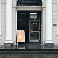 Drie oude rotten kiezen ieder 2 jonge honden. Simpele formule maar, altijd de moeite waard. Dat komt omdat kunstenaars vaak de beste gatekeepers zijn om te zien welke andere kunstenaars [&hellip;]