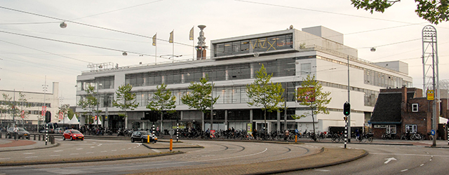 Vandaag opende de nieuwe kunstbeurs Amsterdam Art Fair. Wim van Krimpen (voormalig directeur Kunsthal en oprichter KunstRai) vond het tijd voor een nieuwe beurs in de hoofdstad met internationale oriëntatie. [&hellip;]