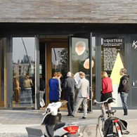 Gisteren opende de nieuwe KAdE. Kunsthal KAdE, een museum zonder collectie en dus enkel een tentoonstellingsruimte viert naast het openen van de nieuwe locatie haar vijfjarig bestaan. Het vorige gebouw [&hellip;]