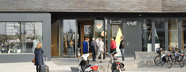 Gisteren opende de nieuwe KAdE. Kunsthal KAdE, een museum zonder collectie en dus enkel een tentoonstellingsruimte viert naast het openen van de nieuwe locatie haar vijfjarig bestaan. Het vorige gebouw [&hellip;]