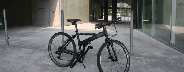 Showroom MAMA is jarig, wordt 15 jaar, en viert dat met een overzicht in de Kunsthal en met een publicatie. Een geschiedenis van 15 jaar is natuurlijk niet niets. Showroom MAMA [&hellip;]