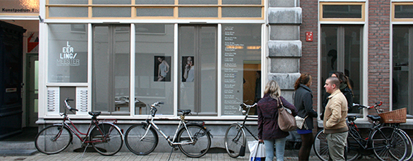 Afgelopen donderdag opende weer een nieuwe editie in de reeks Leerling Meester bij Kunstpodium T. Daar waar de vorige editie het beeld als fenomeen bijna weggeschreven was, lijkt het beeld [&hellip;]