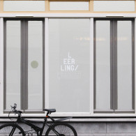 Een vies grijze ronde vlek op de muur. Het kan je bijna niet ontgaan al bij de entree. Het zal wel een ingreep zijn. Twee stappen verder tref je een [&hellip;]