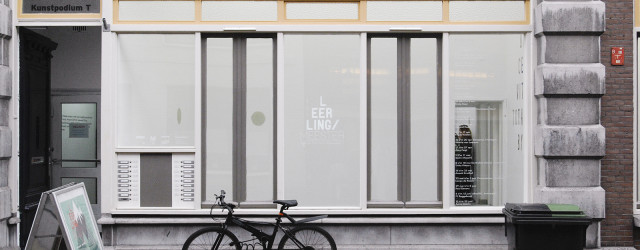 Een vies grijze ronde vlek op de muur. Het kan je bijna niet ontgaan al bij de entree. Het zal wel een ingreep zijn. Twee stappen verder tref je een [&hellip;]