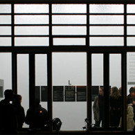 Mooi is dat, kun je kiezen uit twee plattegronden van de tentoonstelling, en in beide gevallen kom je er niet uit van wie nu precies wat is. De ene plattegrond [&hellip;]