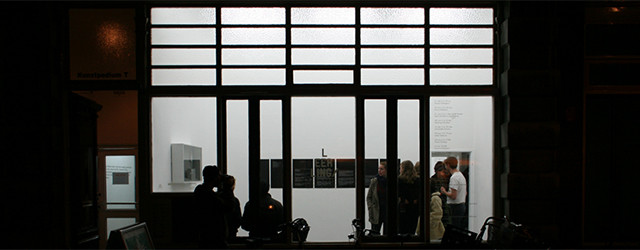 Mooi is dat, kun je kiezen uit twee plattegronden van de tentoonstelling, en in beide gevallen kom je er niet uit van wie nu precies wat is. De ene plattegrond [&hellip;]