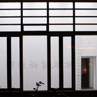 Om even te generaliseren, op het moment dat kunstenaars het in hun werk over het ‘ik’ gaan hebben, wordt het meestal therapeutisch werk. Bij veel vrouwelijke kunstenaars krijgt dat een [&hellip;]