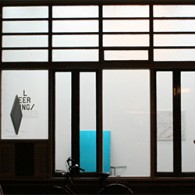 De bastonen zinderen rond mijn oren bij aankomst. Zinderen is het juiste woord, niet zo zeer de lage tonen resoneren door het pand. Juist het glas in lood rammelt zo [&hellip;]