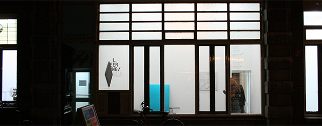 De bastonen zinderen rond mijn oren bij aankomst. Zinderen is het juiste woord, niet zo zeer de lage tonen resoneren door het pand. Juist het glas in lood rammelt zo [&hellip;]