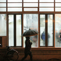 Het regent vandaag. De hele dag eigenlijk al, maar toen ik richting Kunstpodium T wilde fietsen kwam het met bakken uit de lucht. Ook even wachten haalt niets uit, de [&hellip;]