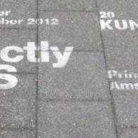 Gisteren opende de Kunstvlaai, een kunstbeurs met initiatieven en instellingen in plaats van galeriehouders. De sfeer is er dan ook na, geen gelikte stands maar rauwe ruimtes. Al zijn er [&hellip;]