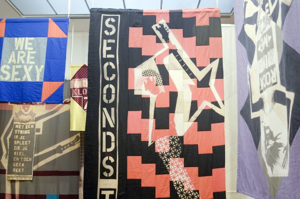 Lara Schnitger - Helpers Little Mother - Textiel