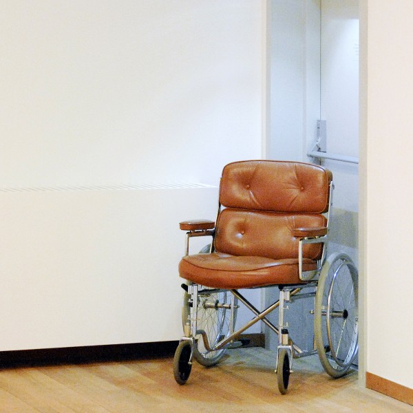 Laura Lima - Wheelchair - Designklassieker met rolstoel