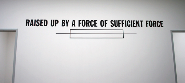 Lawrence Weiner - Raised Up By A Force of Sufficient Force - Acrylverf op muur Lawrence Weiner - Raised Up By A Force of Sufficient Force - Acrylverf op muur