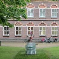 Het is lastig te schrijven over een tentoonstelling die eigenlijk geen tentoonstelling is, en daarbij kwam ik pas kijken met de afsluiting (finissage). Een van de redenen daartoe is dat toen pas [&hellip;]