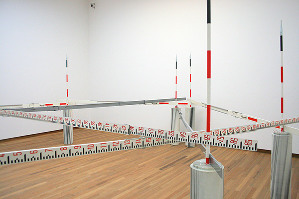 Luciano Fabro - Prometeo - Marmeren zuilen, landmeetstokken en latten 1986-1987