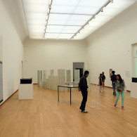 Als je binnen komt in de zaal, boven aan de bekende trap van het Stedelijk, hangt er direct rechts een prikbord met een A4tje. Op dat A4tje is een tekst [&hellip;]