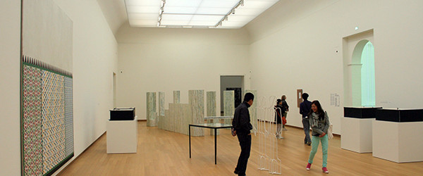 Als je binnen komt in de zaal, boven aan de bekende trap van het Stedelijk, hangt er direct rechts een prikbord met een A4tje. Op dat A4tje is een tekst [&hellip;]