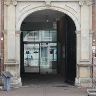 Het is bijna jammer dat MOTI een museum is die twee grote ruimtes aan wandschilderingen van Jan van der Ploeg (1959) besteden. Als de presentatie bij het MOTI één ding [&hellip;]