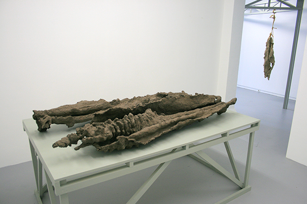 Maartje Korstanje - Untitled - Gebakken klei op stellage van hout