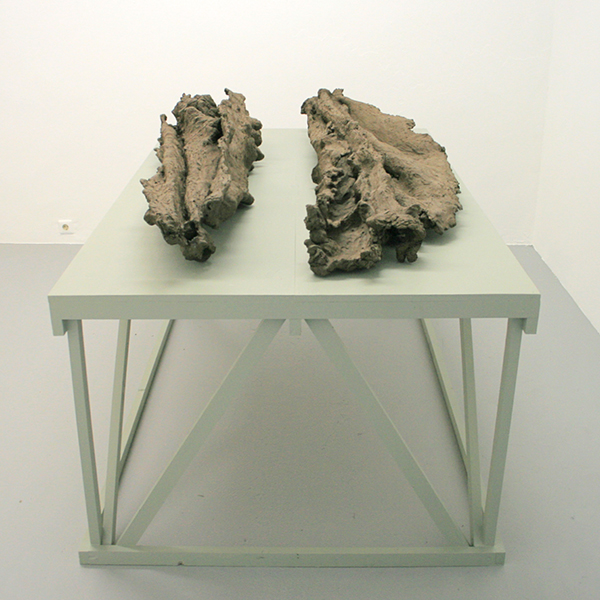 Maartje Korstanje - Untitled - Gebakken klei op stellage van hout