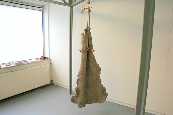 Maartje Korstanje - Untitled - Gebakken klei, touw en houten stellage